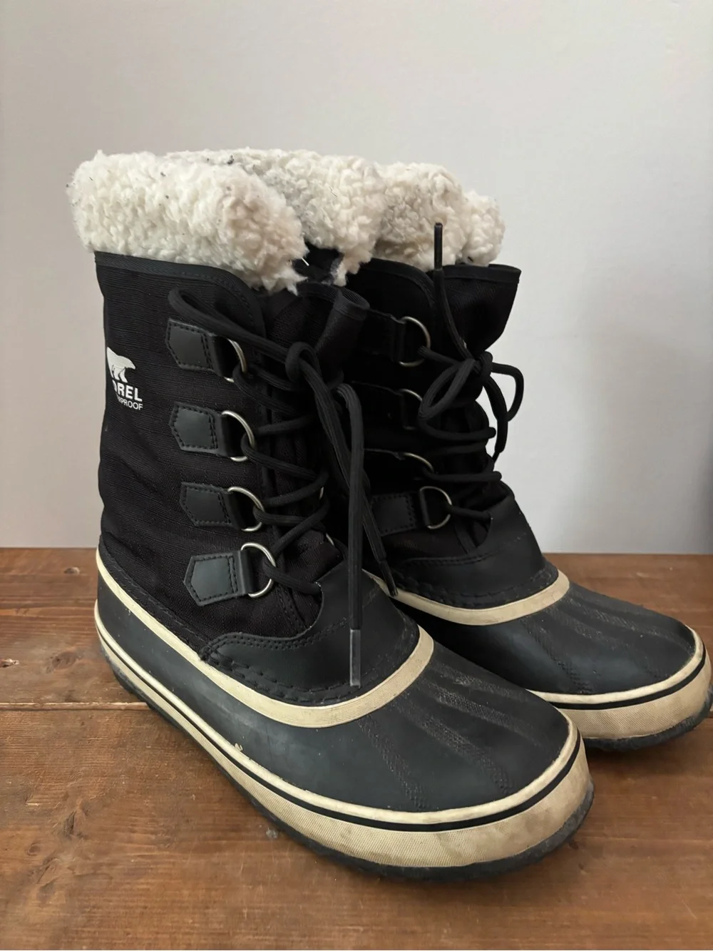 Women’s Sorel Black and White Sherpa-Trim Winter Snow Boots Size 9